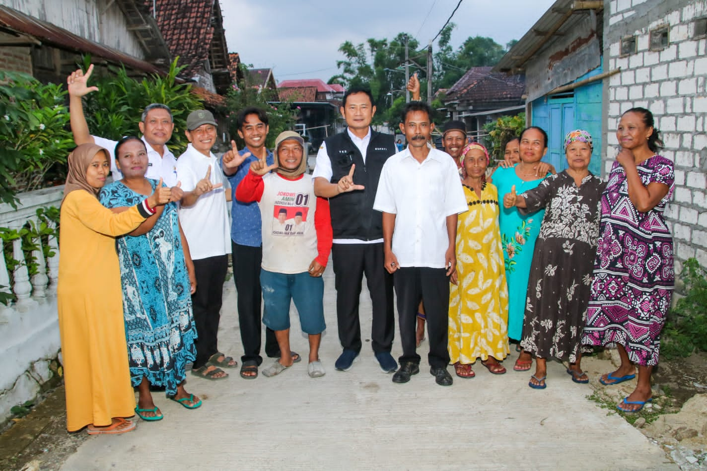 Silaturahmi ke Lawak Ngimbang, Bupati Yes Bawa Oleh-oleh Mobil Sehat