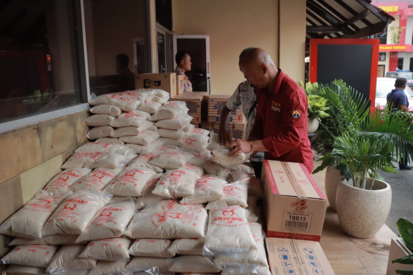 Polres Jember Kirim Bantuan Korban Gempa Cianjur