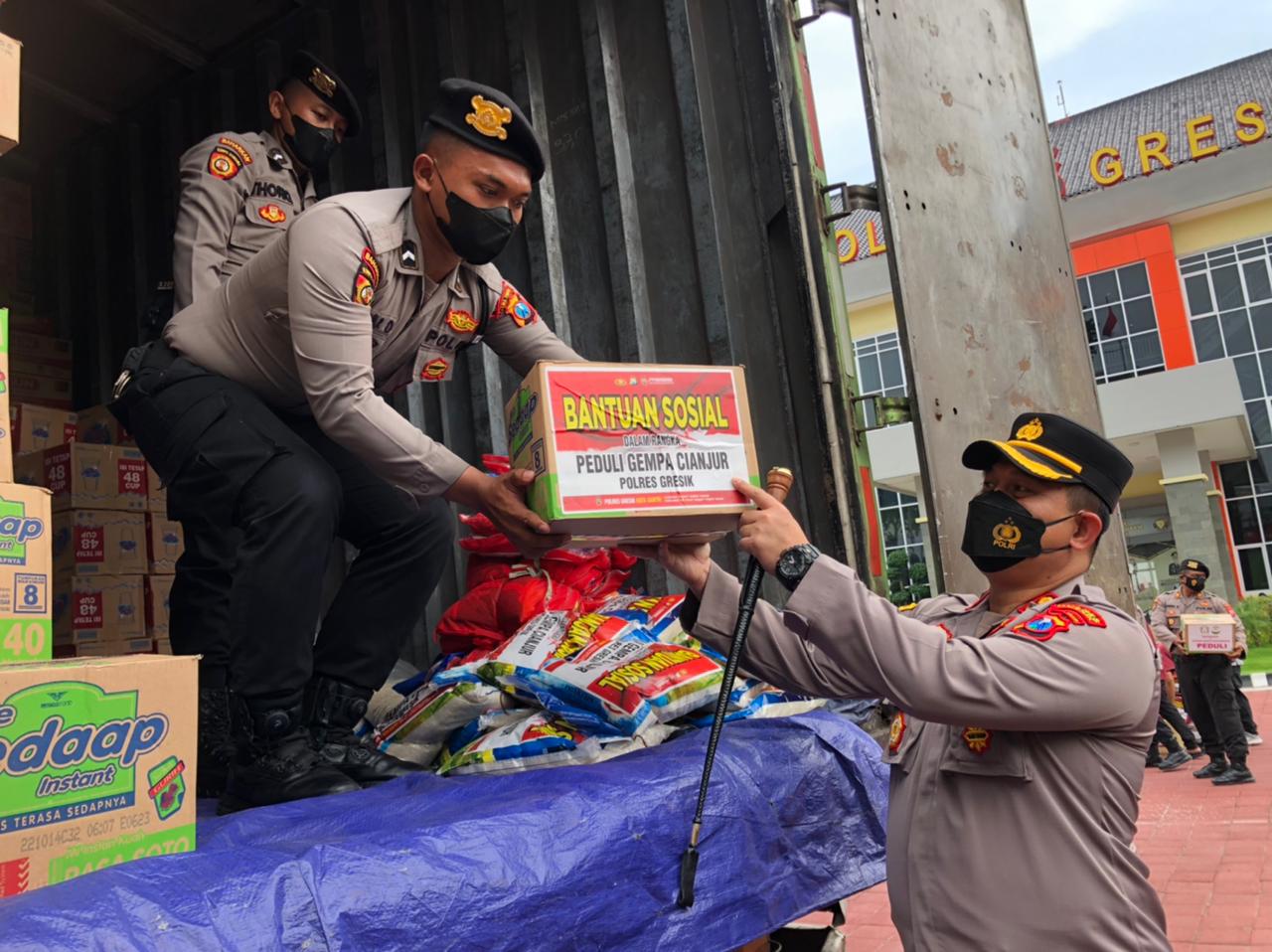 Peduli Gempa Cianjur, Polres Gresik Salurkan 1.500 Paket Bantuan