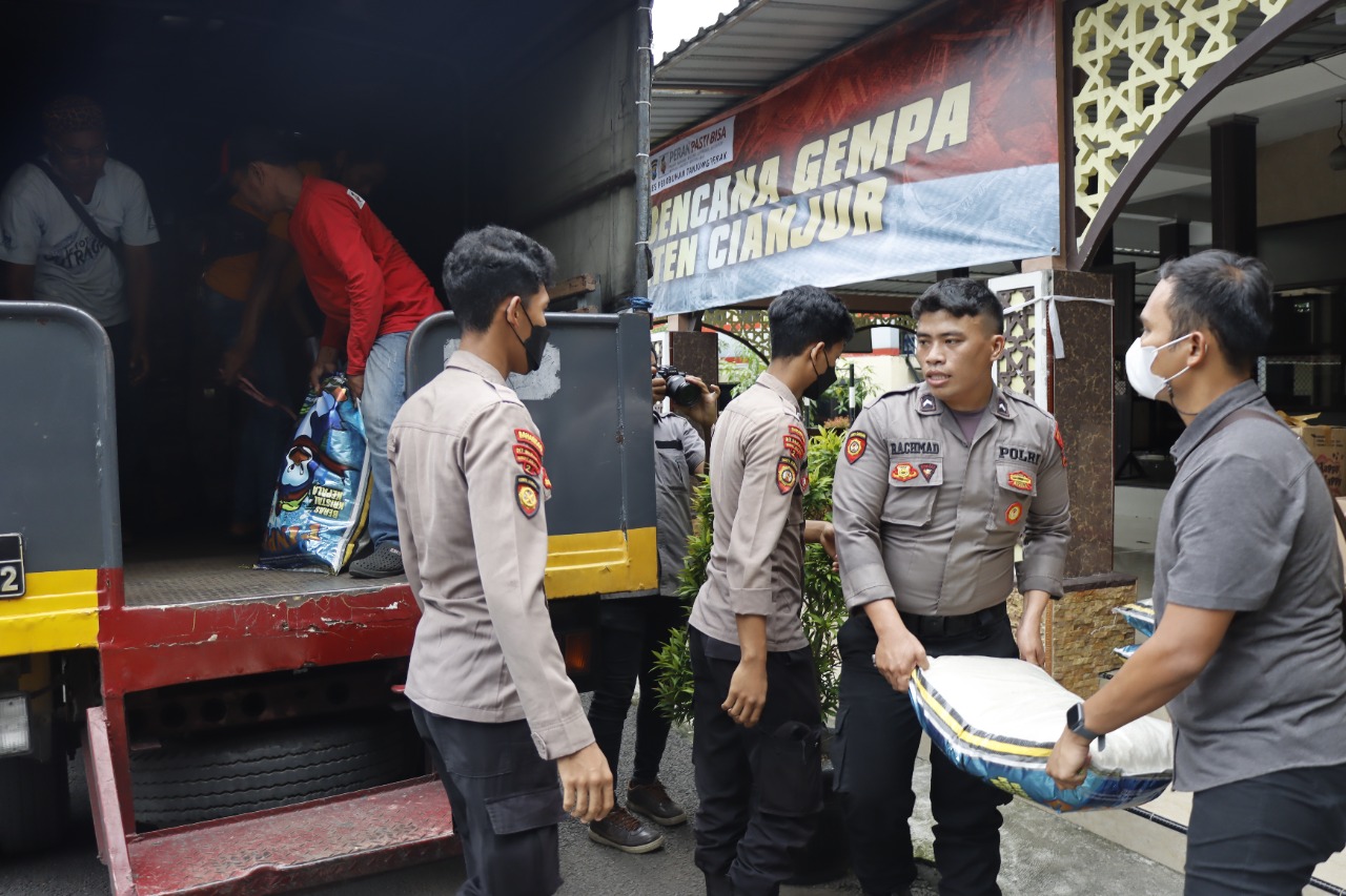 Polres Pelabuhan Tanjung Perak Kirim Sembako untuk Korban Gempa Cianjur
