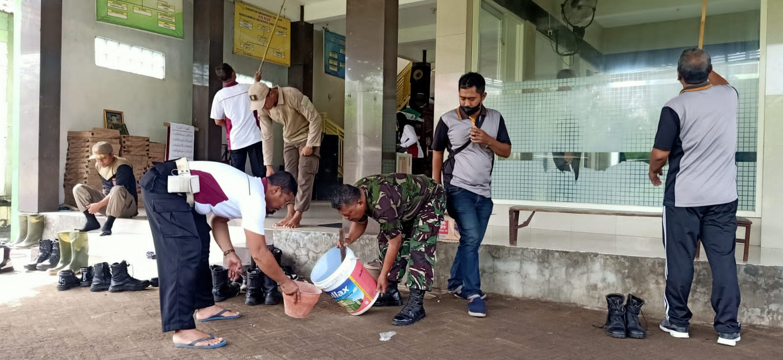 TNI-Polri dan Warga Kerja Bakti di Masjid Tambak Kalisogo