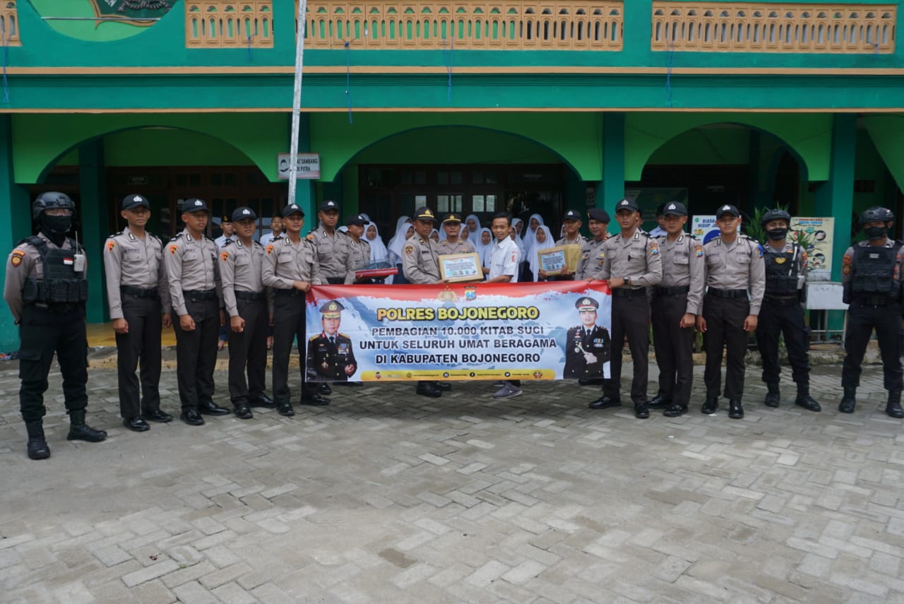 Program 10.000 Kitab Suci se-Jatim, Polres Bojonegoro Salurkan kepada Umat Beragama