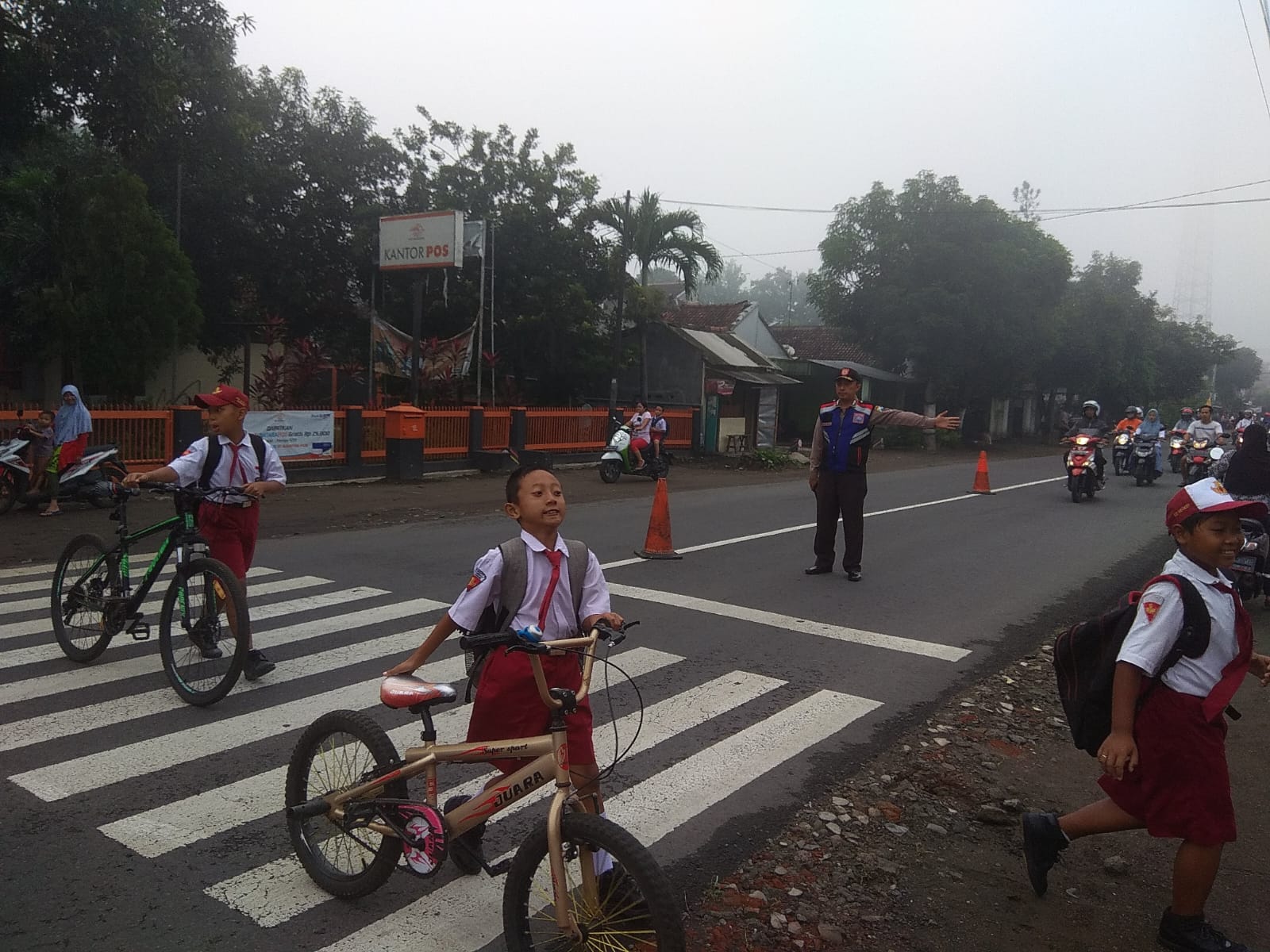 Gatur Pagi Polisi Kediri Cegah Macet Hari Pertama Sekolah