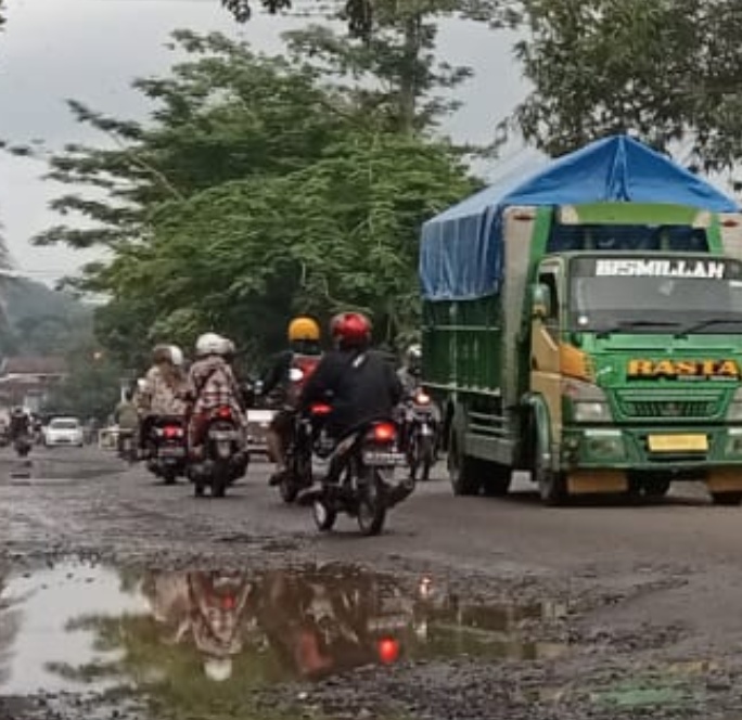 Gagal Diperbaiki di 2022, Bupati Maryoto Janjikan Perbaikan Jalan Raya Campurdarat di 2023