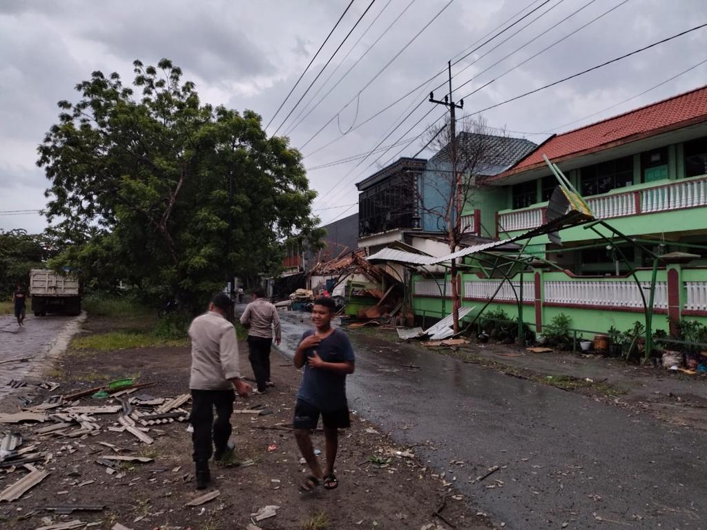 Puting Beliung Terjang Dua Desa di Gresik, Bangunan Rusak dan Listrik Padam