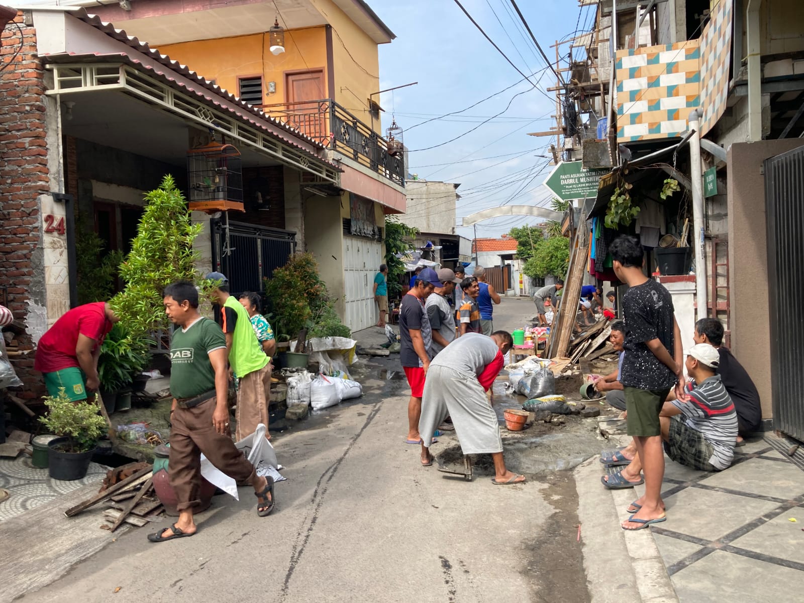 222 Perkampungan Surabaya Serempak Bersihkan Lingkungan