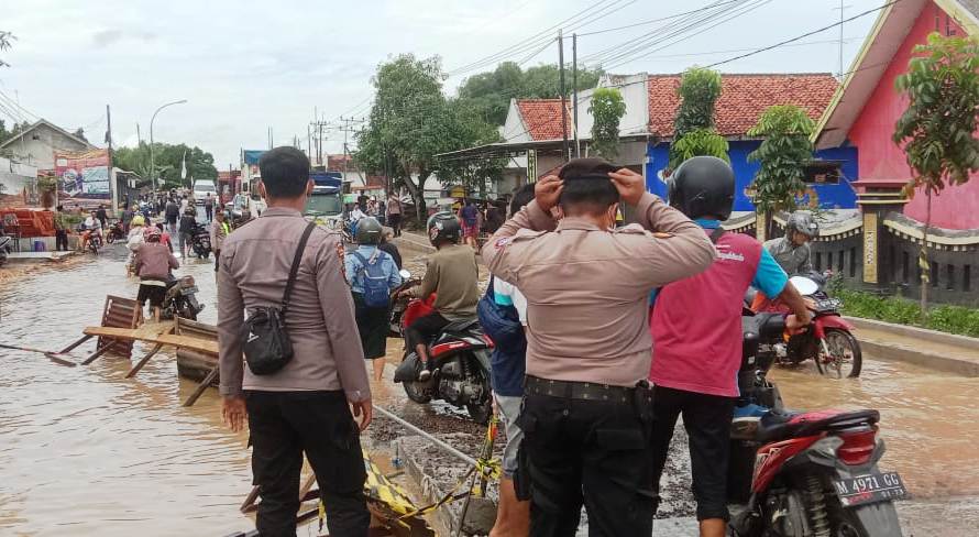 Diterjang Banjir, Personel Polres Bangkalan Berjibaku Urai Kemacetan di 4 Kecamatan