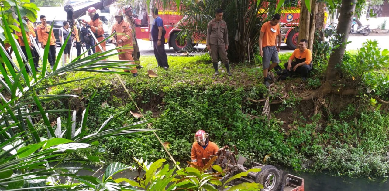 Ngantuk, Pengendara Tossa Tercebur Sungai Jemursari