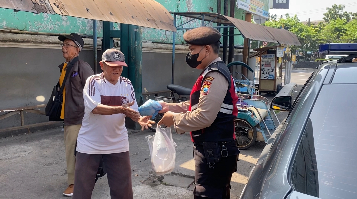 Samapta Polresta Sidoarjo Patroli Sambil Berbagi