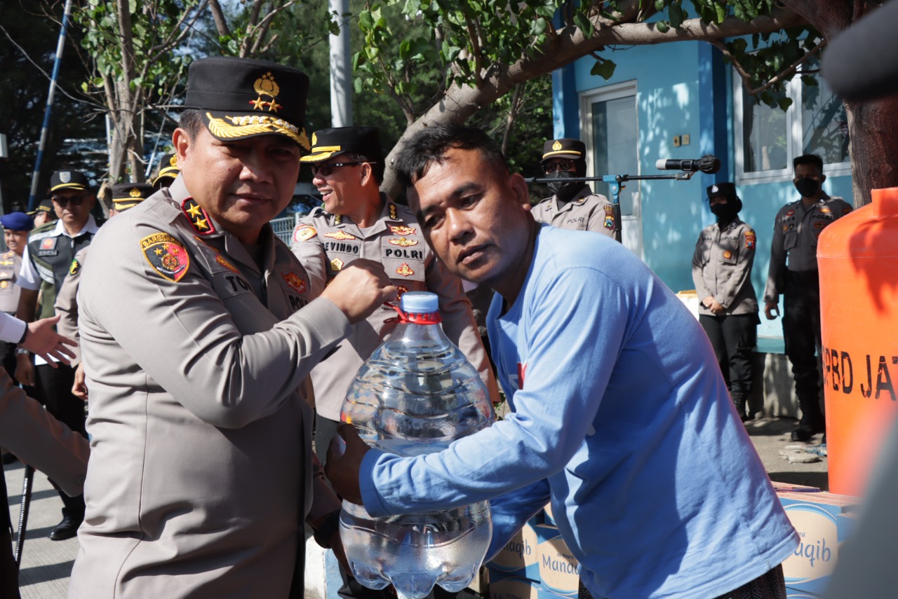 Datangi Gili Ketapang, Kapolda Jatim Gelontorkan Bantuan Air Mineral