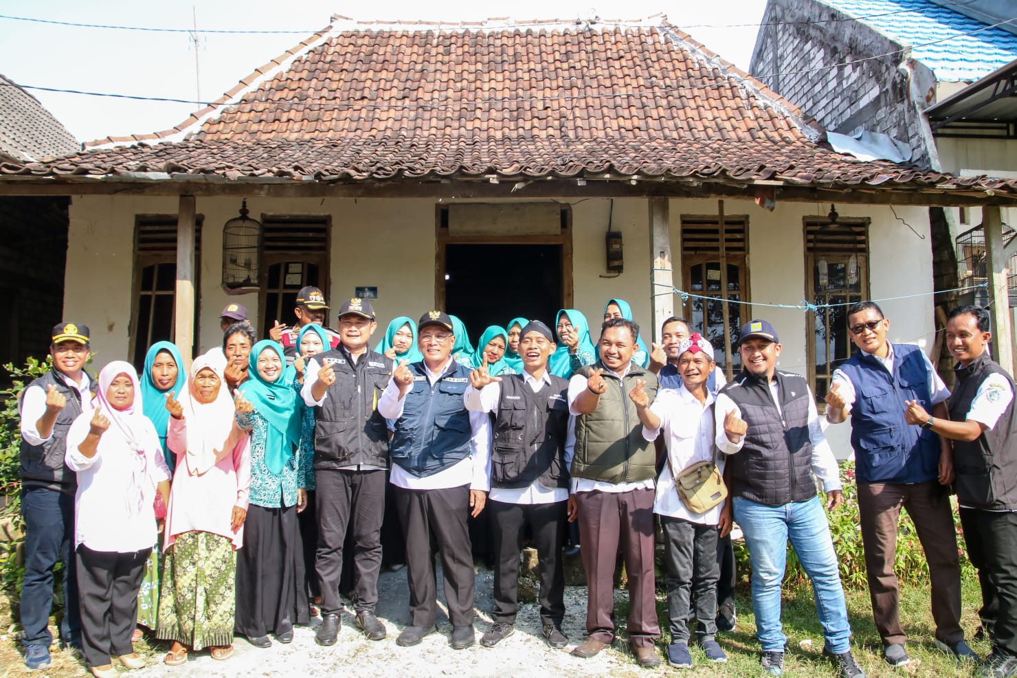 Diserahkan Pak Yes, 35 Mustahik Terima Bantuan Bedah Rumah