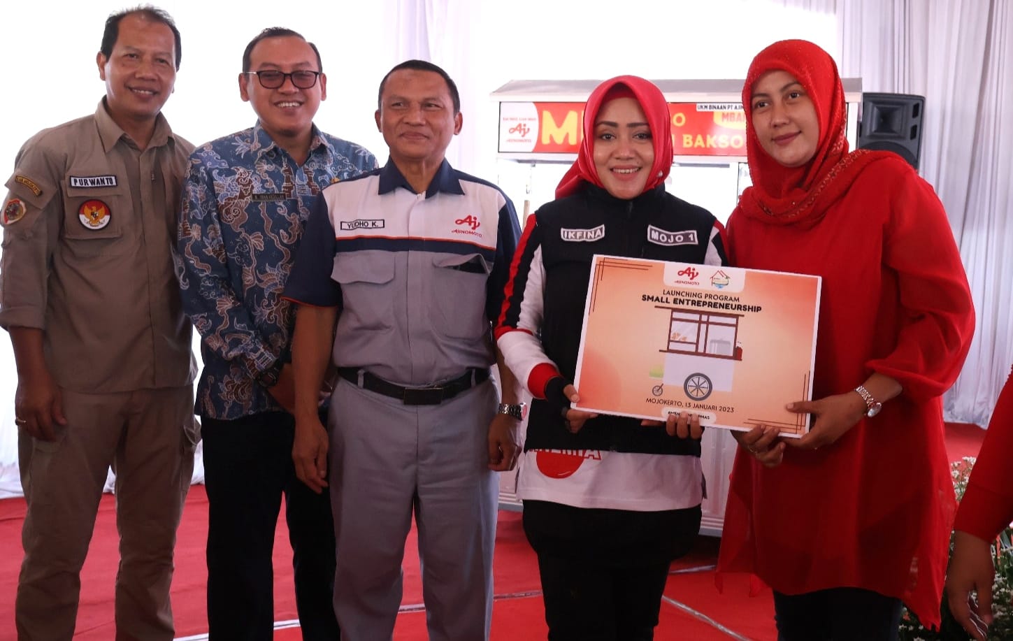 Maksimalkan Pemulihan Ekonomi, Bupati Mojokerto Serahkan Bantuan Gerobak Bakso