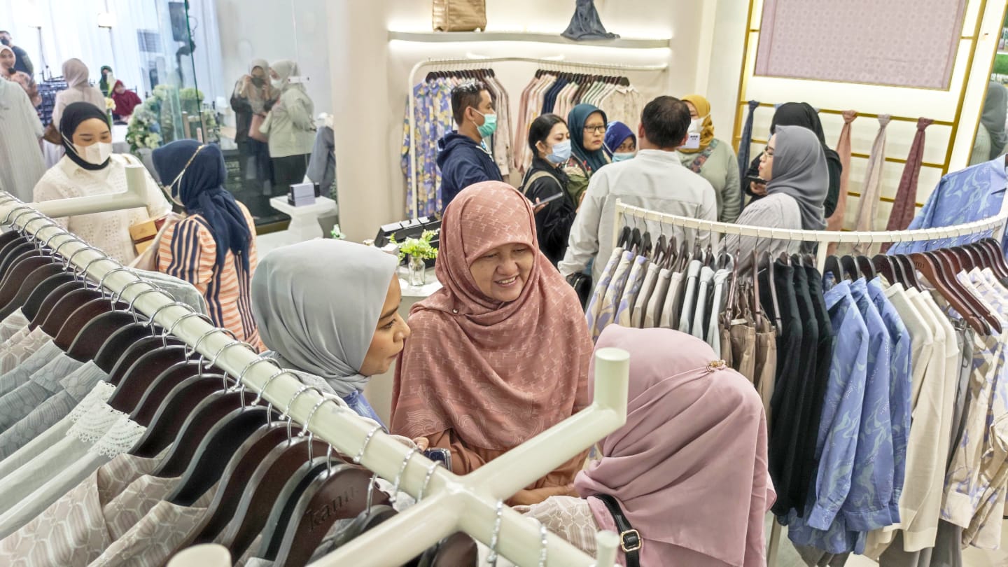 Grand Opening Outlet Pakaian Wanita, Pimpinan DPRD: Pertumbuhan Ekonomi Surabaya Membaik