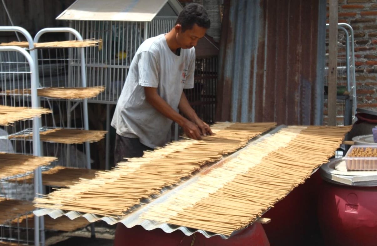 Berkah Produsen Dupa di Jombang Jelang Imlek 2023