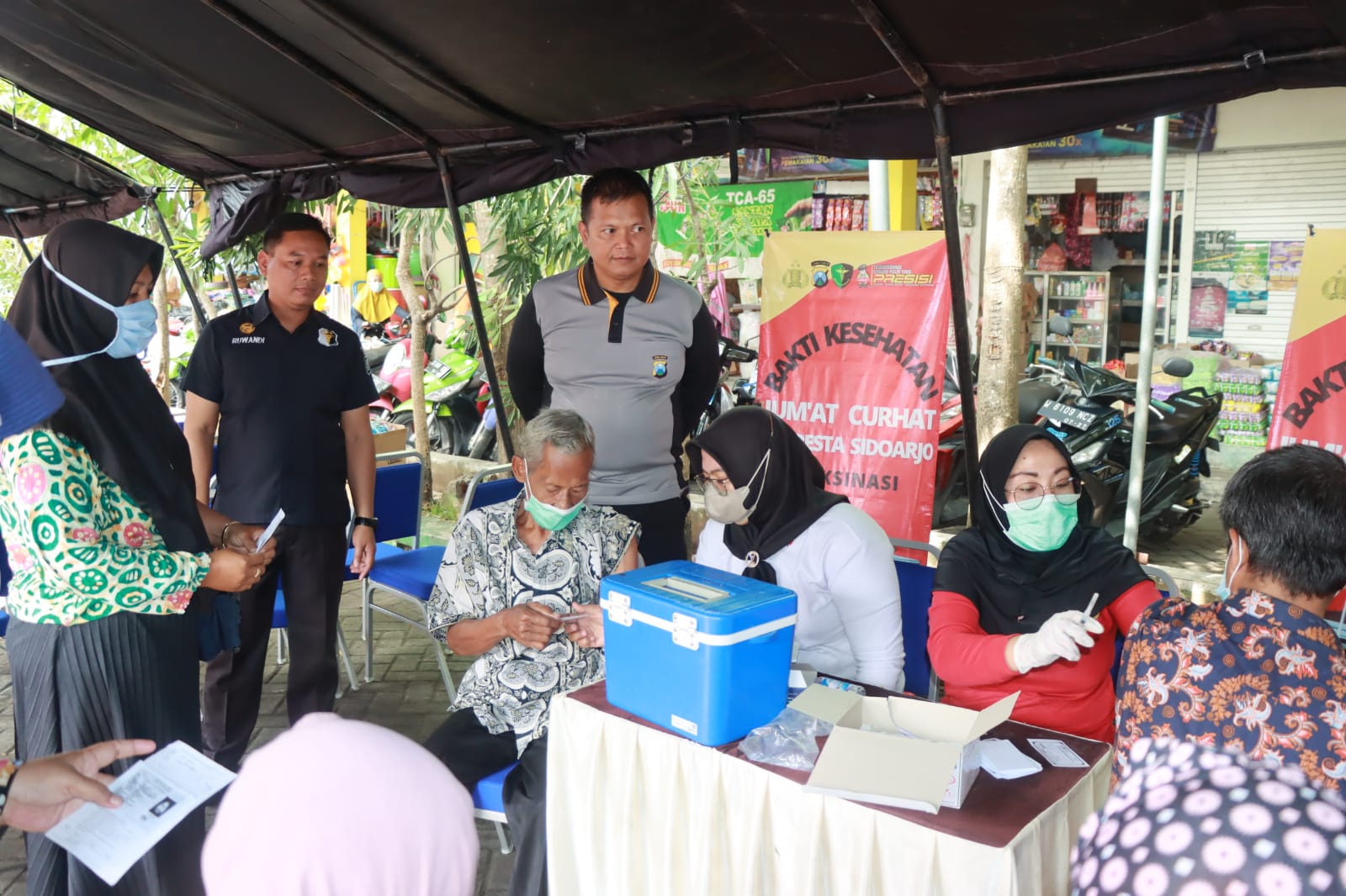 Polisi Gelar Bakti Kesehatan di Tengah Pasar Sukodono