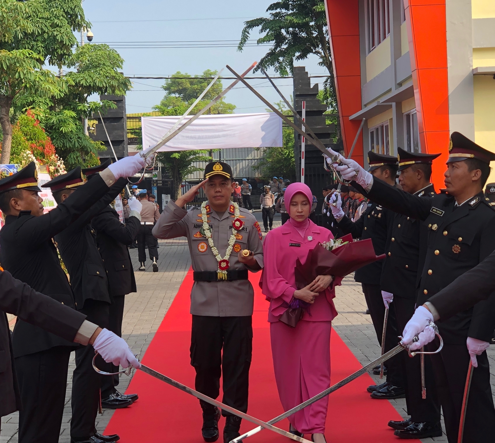 Tradisi Pedang Pora Sambut AKBP Adhitya Panji Anom sebagai Kapolres Gresik