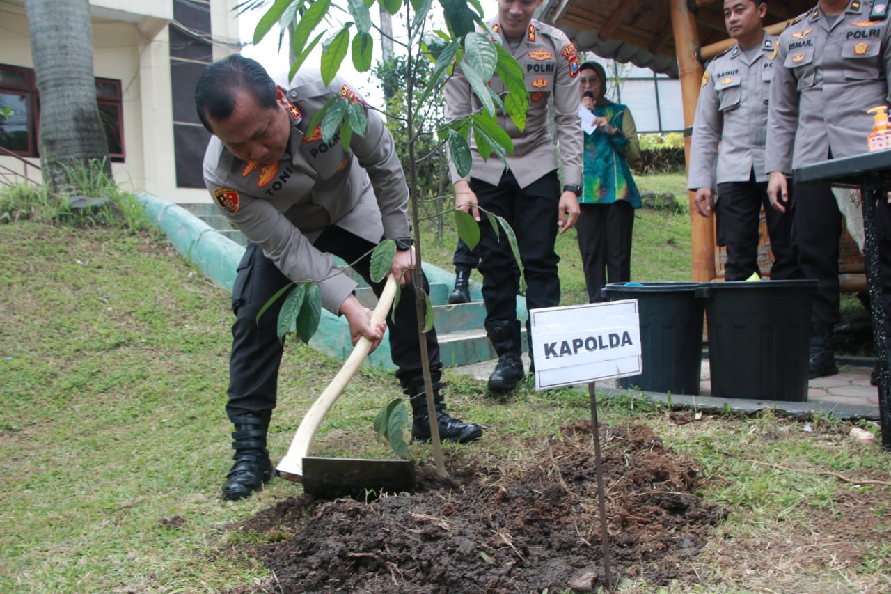 Kunjungi Polres Batu, Irjen Toni Harmanto Tanam Pohon dan Santuni Anak Yatim