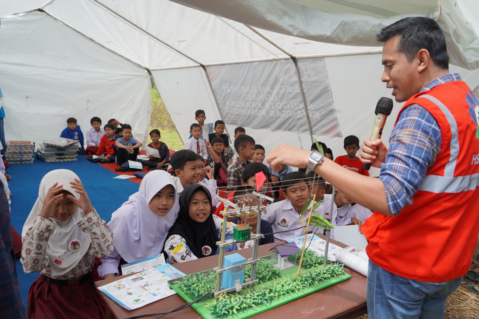 Pegawai PLN Mengajar di Sekolah Darurat Penyintas Gempa Cianjur