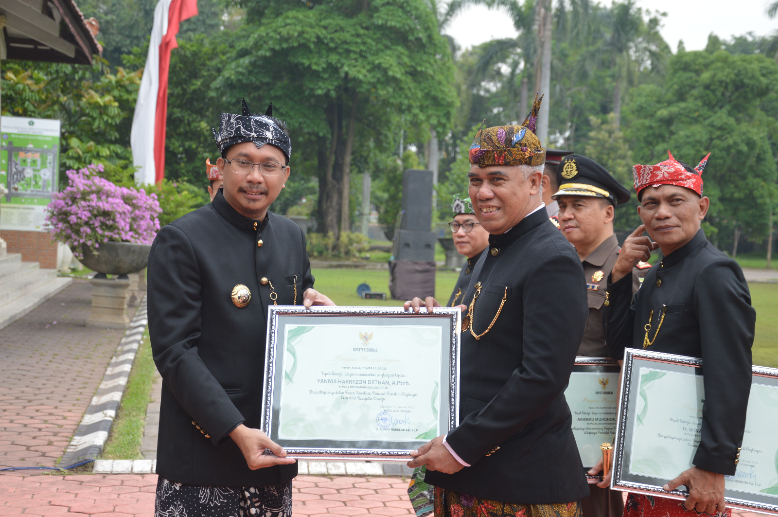 Kakantah Yannis Raih Penghargaan dari Bupati Muhdlor