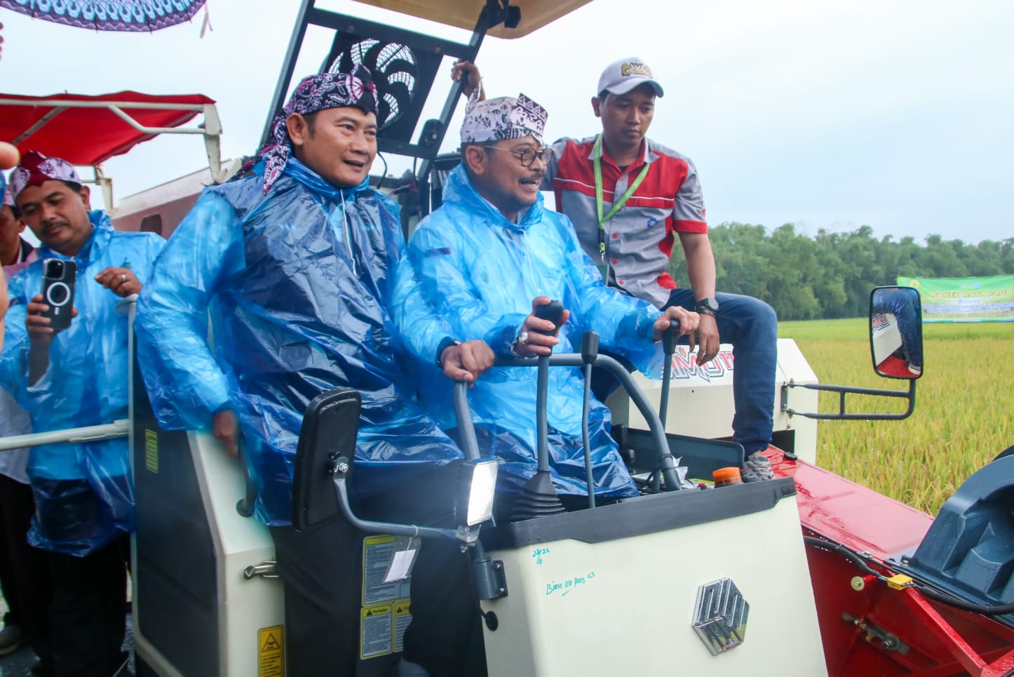 Pastikan Tidak Perlu Impor Beras, Mentan Syahrul Yasin Limpo Ikut Panen Raya Lamongan