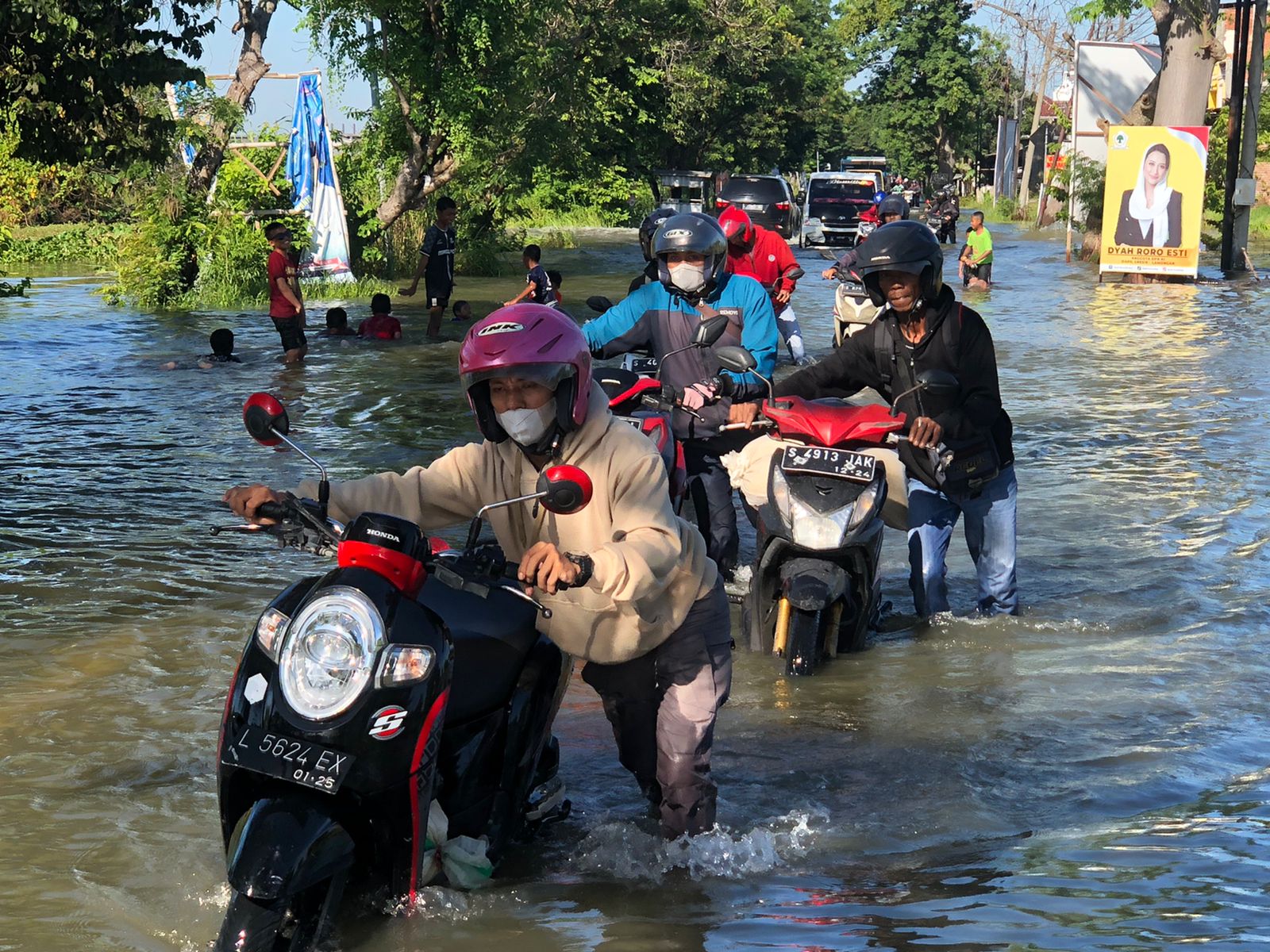 Nekat Terjang Banjir di Gresik, Ratusan Kendaraan Mogok