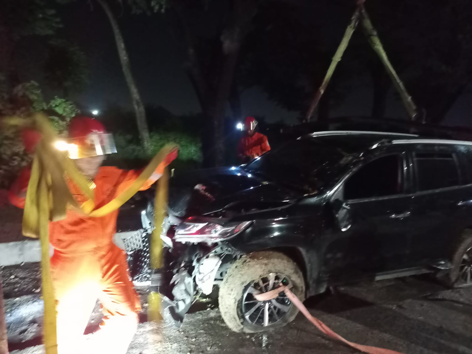 Laka Tunggal di Waduk Unesa, Pajero Ringsek Tabrak Pohon