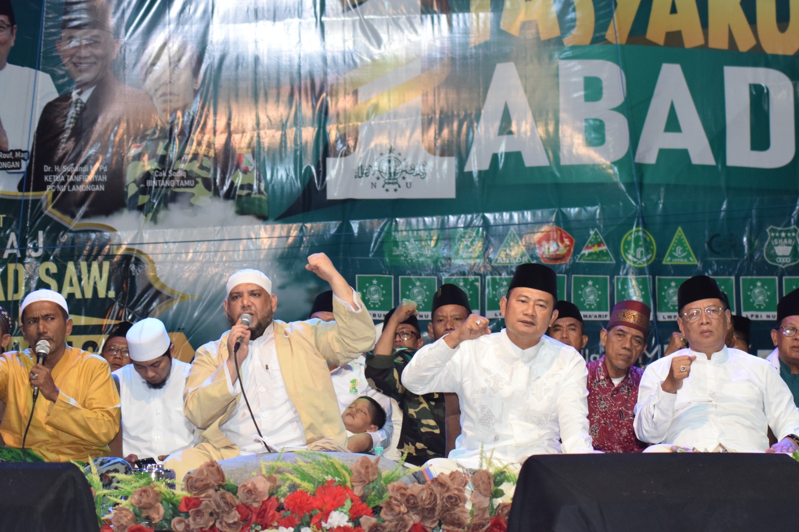 Gaungkan Salawat, Puluhan Ribu Masyarakat Hadiri Puncak Tasyakuran 1 Abad NU di Lamongan