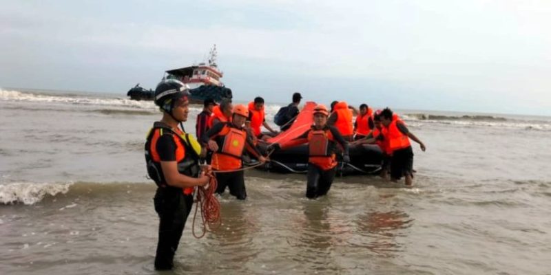 Mesin Rusak, Satpolairud Polres Bangkalan Evakuasi 8 Kru Tugboat Capricorn II