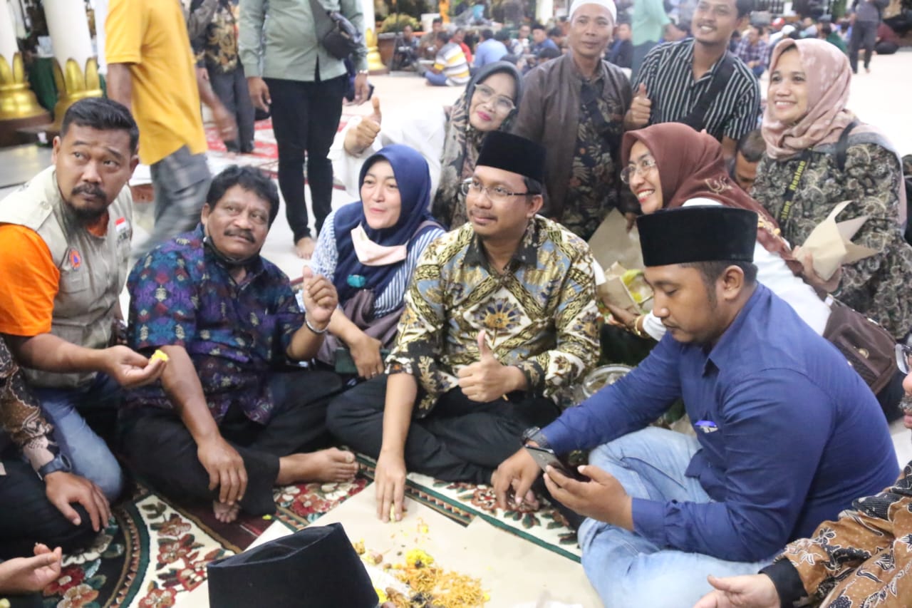 Gus Muhdlor Makan Bareng dengan Pahlawan Adipura