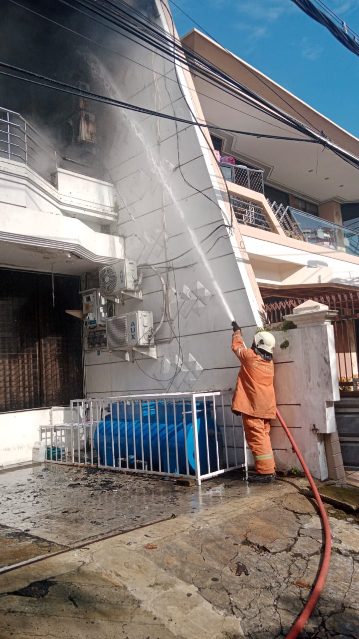 Outdoor AC Korslet, Klinik Kecantikan Wisma Permai Barat Terbakar