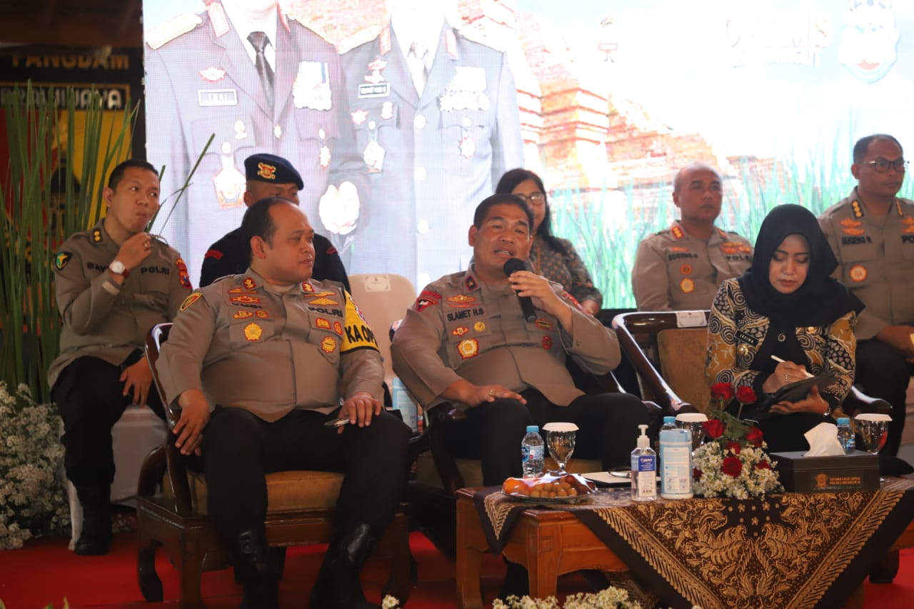 Jumat Curhat, Wakapolda Jatim Buat Tersenyum Warga Trowulan Mojokerto