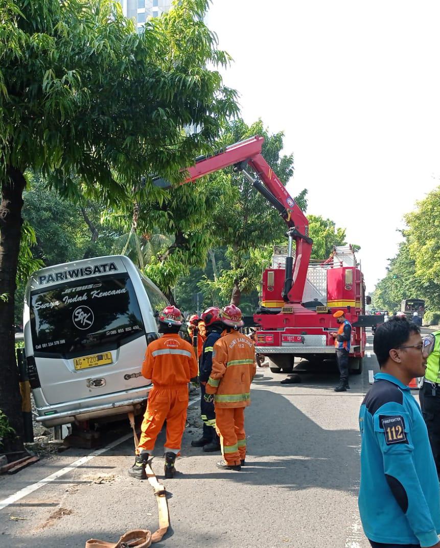 Mini Bus Terperosok di Jalan A. Yani, Sopir dan Penumpang Selamat