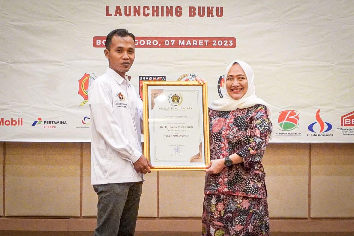 HPN 2023, PWI Bojonegoro Beri Penghargaan Bupati Anna Mu’awanah Sebagai Tokoh Pembangunan