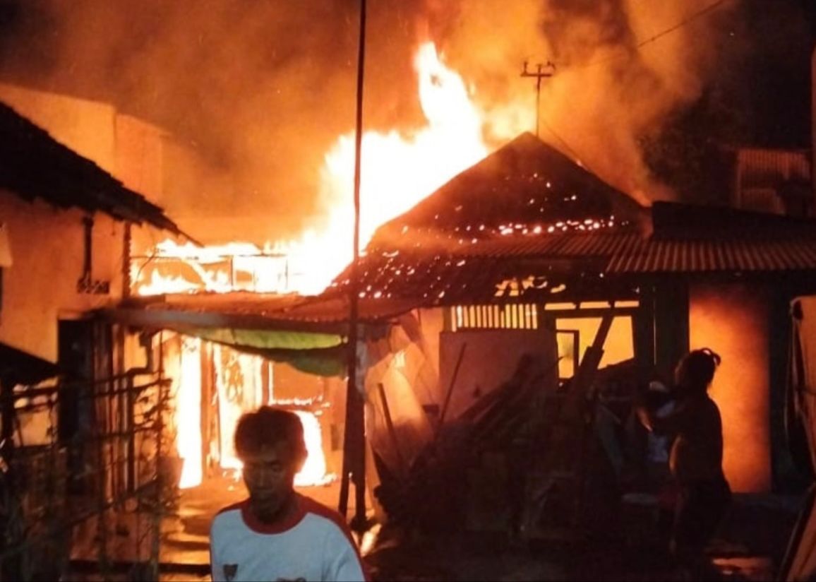 Korsleting, Rumah dan Gudang di Sukolilo Lor Terbakar