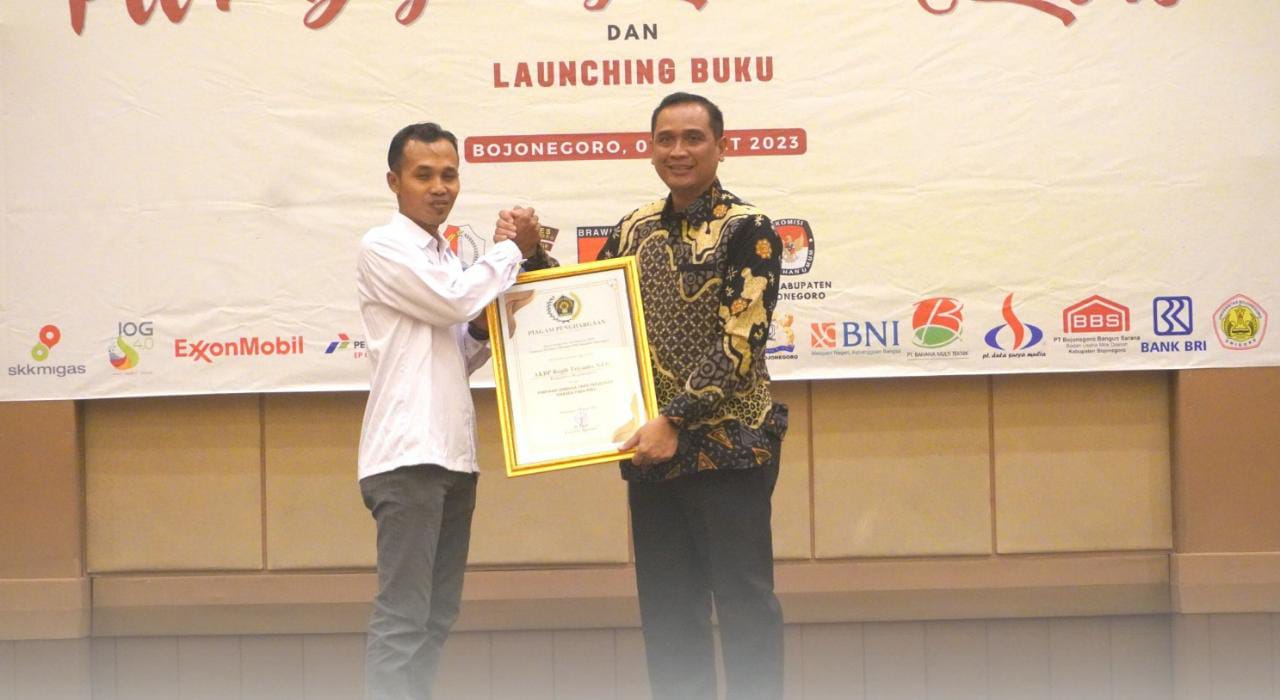 PWI Bojonegoro Beri Penghargaan Kapolres AKBP Rogib Triyanto Sebagai Pimpinan Lembaga yang Peduli dan Terbuka 