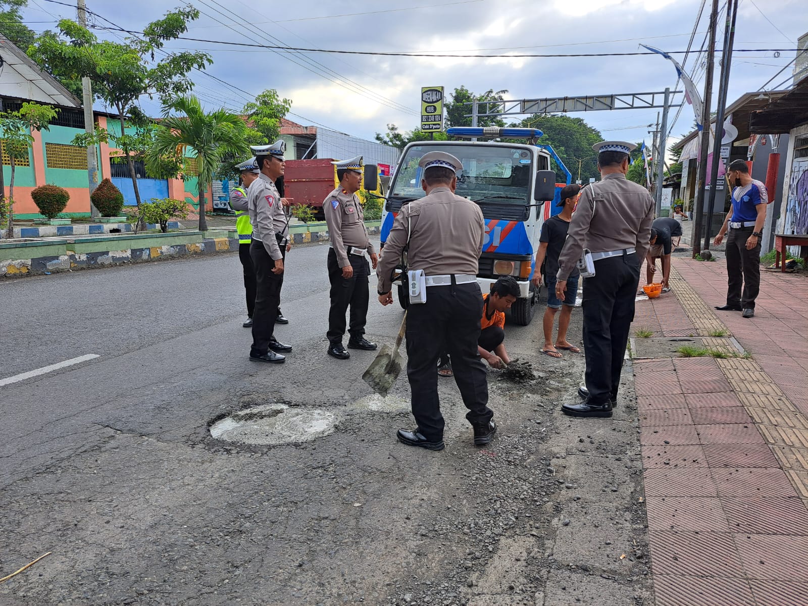 Satlantas Polres Situbondo Tambal Jalan Berlubang, Minimalisir Kecelakaan