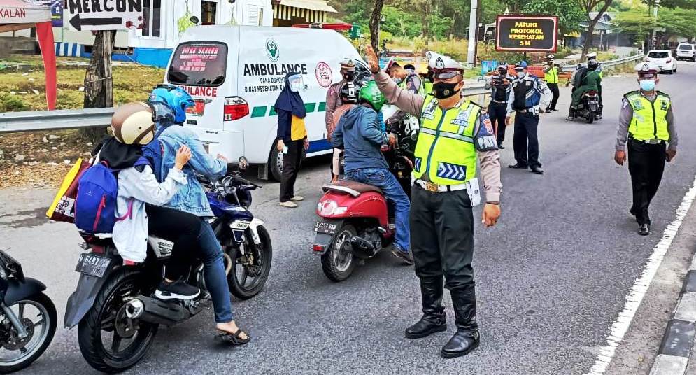 Satlantas Polres Bangkalan Kawal Tertib Lalin di Kawasan Padat Kendaraan