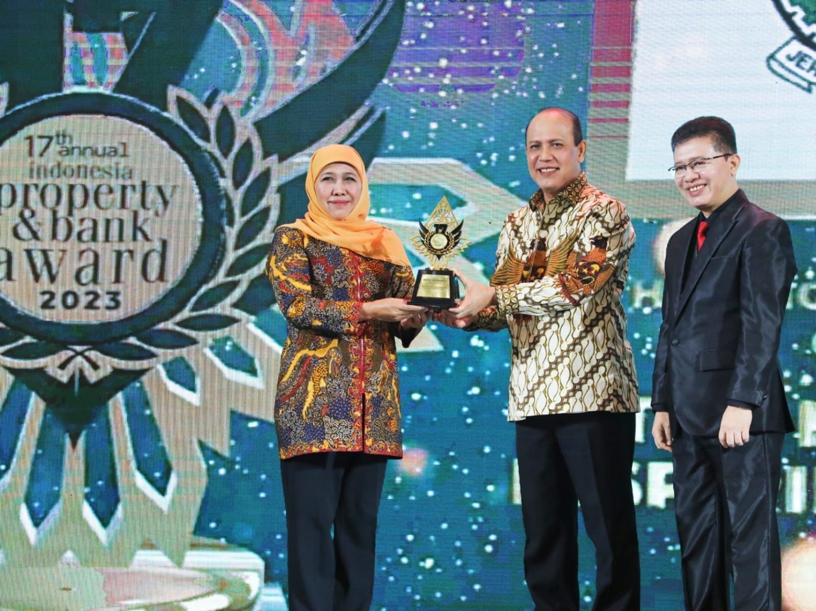 Dukung Pertumbuhan Sektor Properti di Jatim, Gubernur Khofifah Raih Penghargaan The Most and Smart Inspiring W