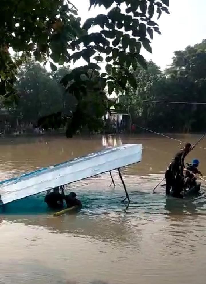 Perahu Tambang di Pagesangan Tenggelam, 12 Penumpang Selamat, 1 Korban Hilang