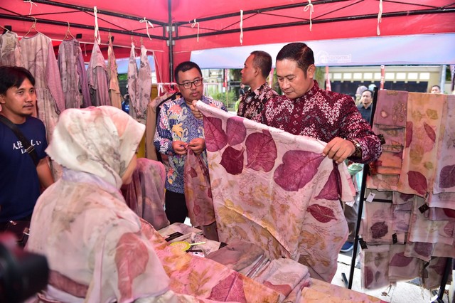 Dekranasda Lamongan Meriahkan Bulan Ramadhan dengan Fashion Parade