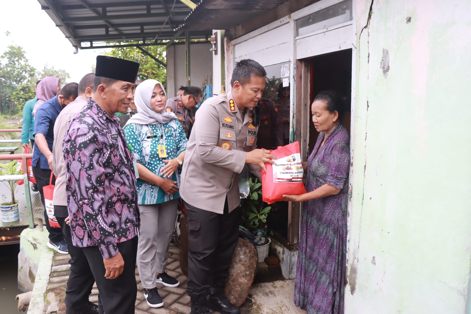 Kapolresta Sidoarjo Blusukan Sapa Warga dan Salurkan Bansos