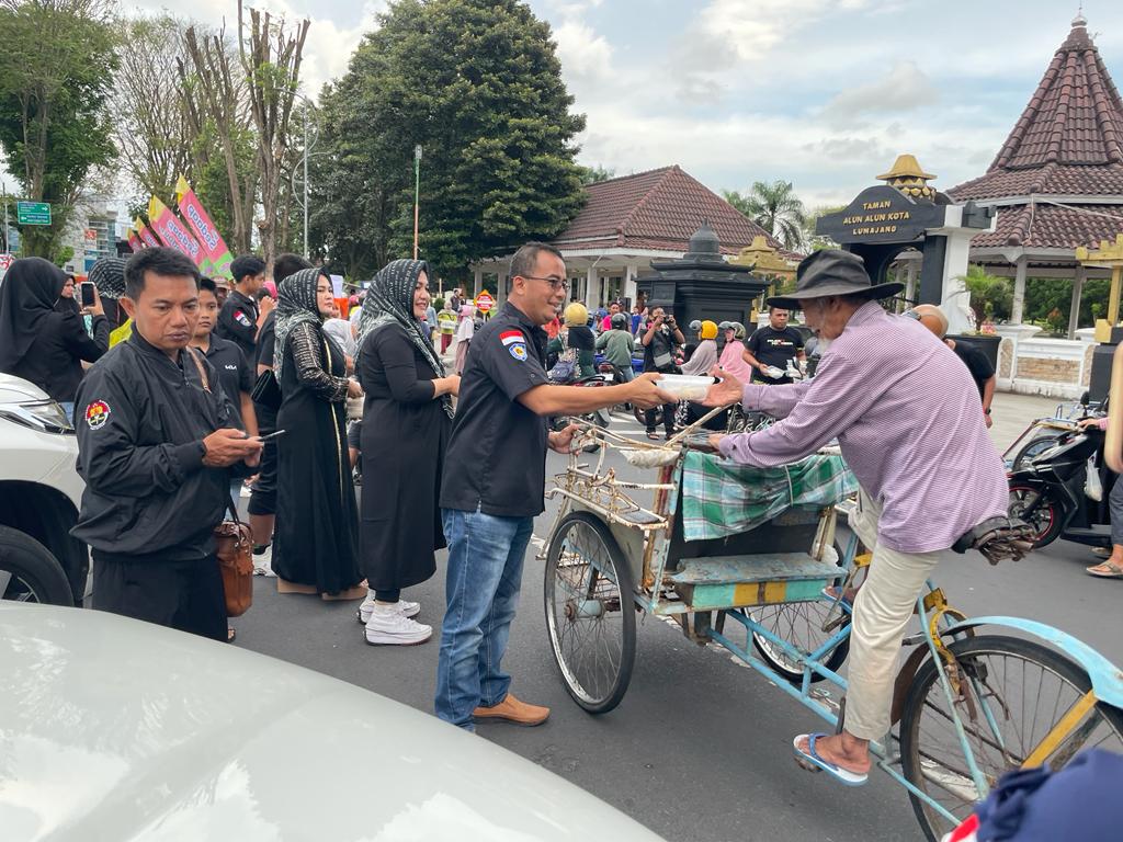 Komunitas Pajero Indonesia Bersatu Arya Wiraraja Berbagi Takjil