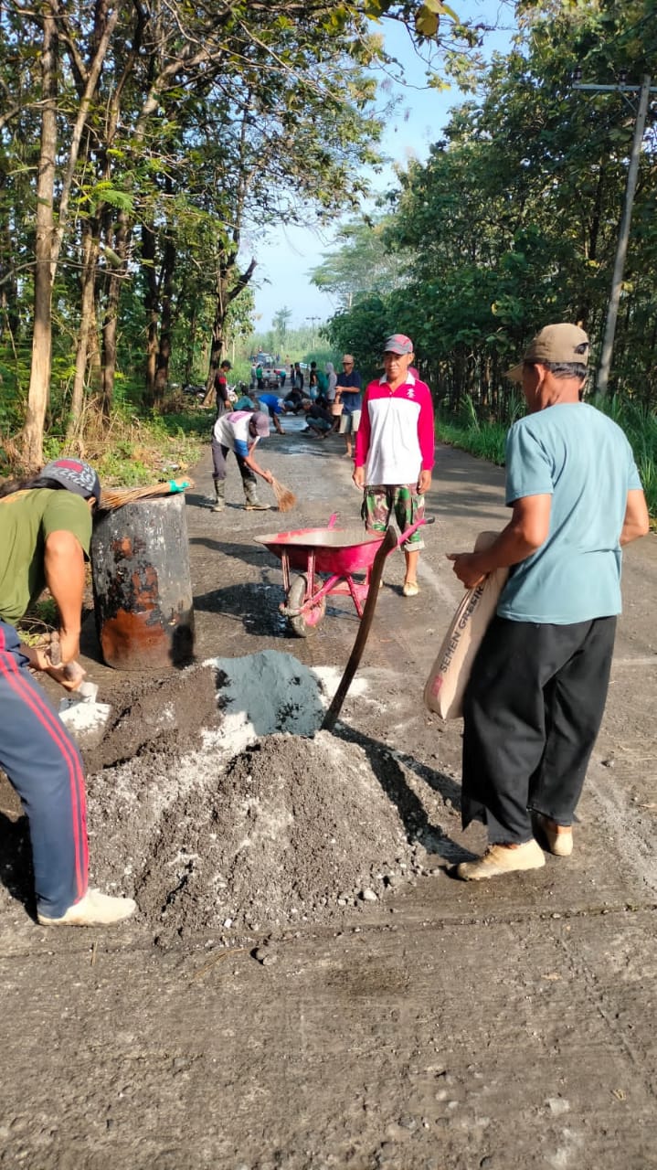 Warga Juwaran Picisan Gotong Royong Tambal Jalan