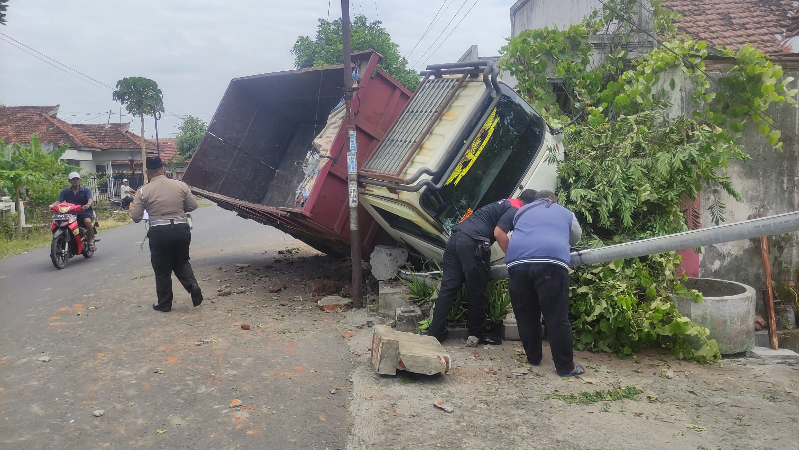 Kurang Konsentrasi, Truk Terjang Kios Bensin dan PJU