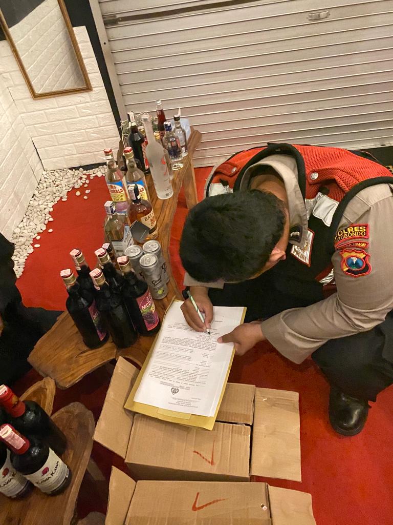 Polisi Gencar Razia Miras Jelang Lebaran, Sita 86 Botol di Cafe Wilayah Banyuputih