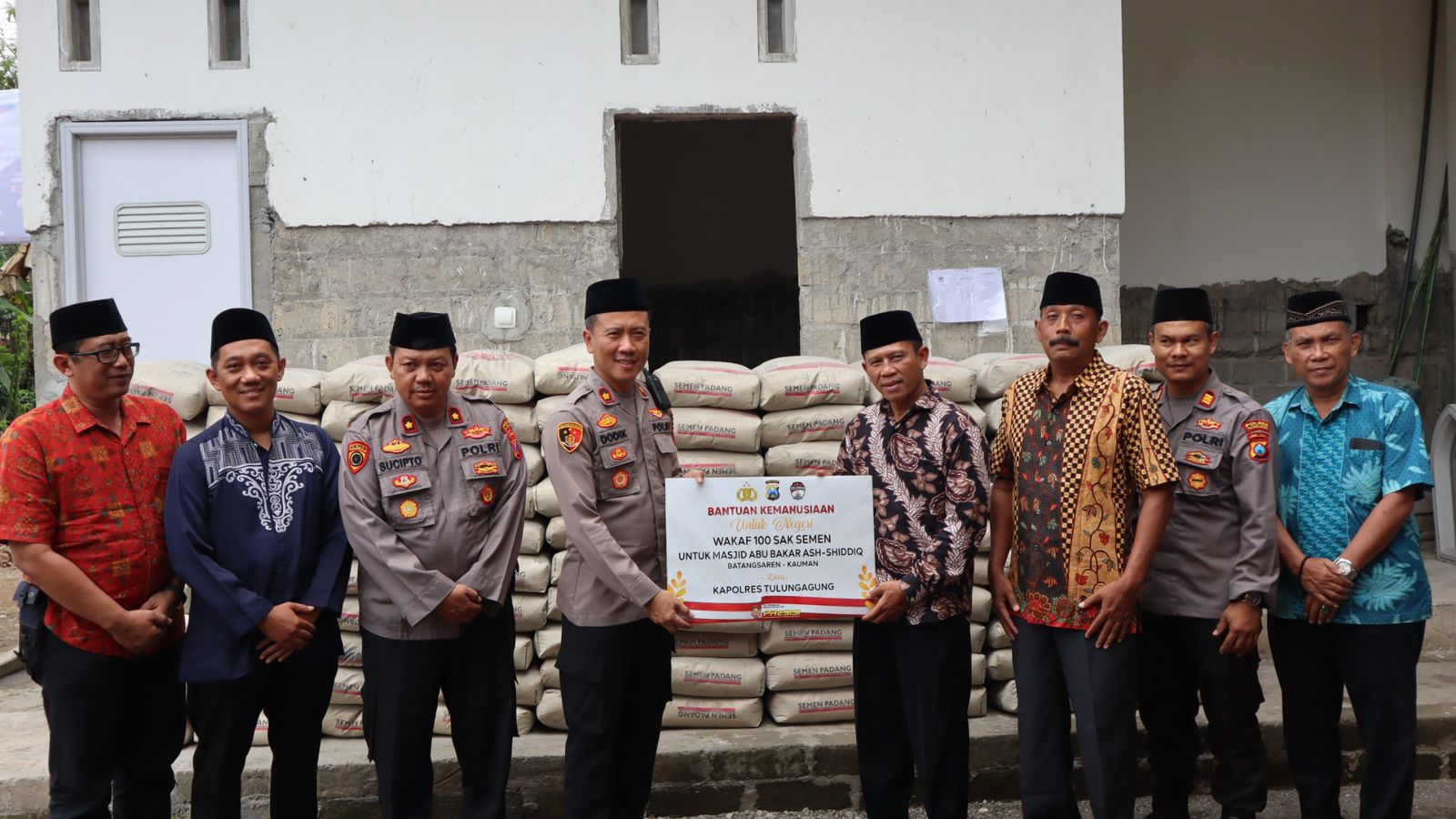 Polri Peduli, Polres Tulungagung Hibah Semen 100 Sak dan Santuni Anak Yatim di Batangsaren