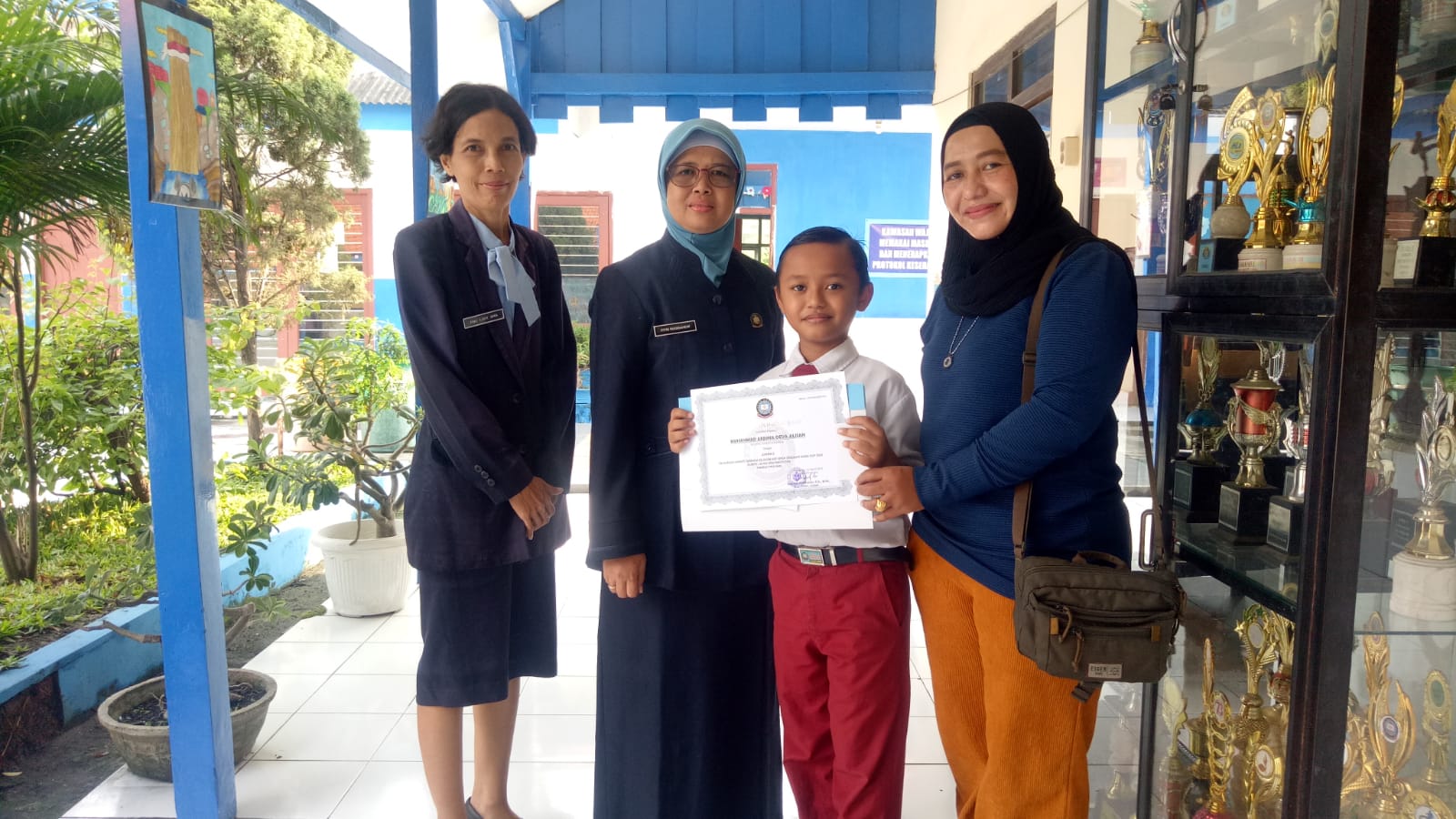 Yayasan Pendidikan Hang Tuah Surabaya Beri Penghargaan Siswa Berprestasi