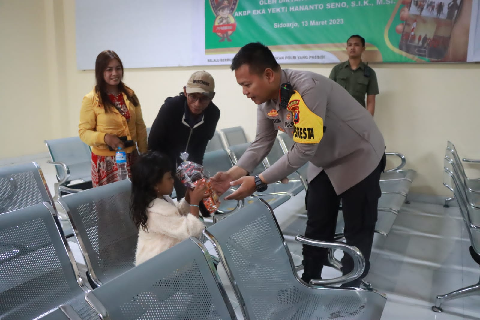 Kapolresta Sidoarjo Beri Bingkisan Lebaran ke Keluarga Tahanan