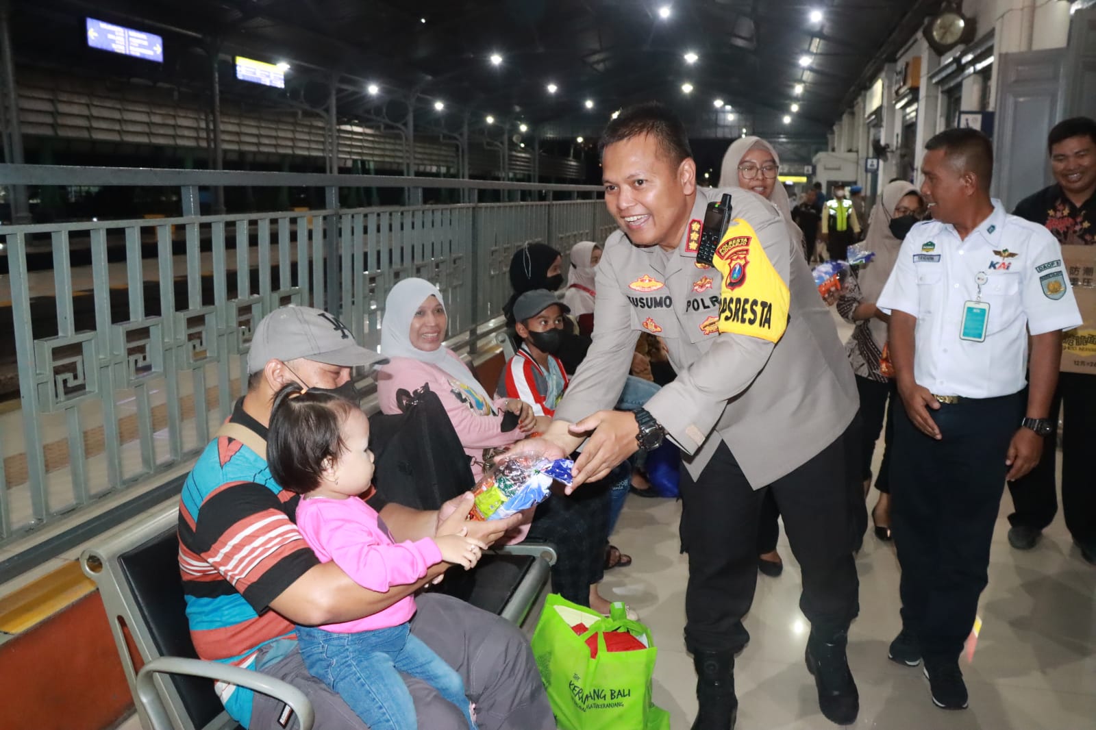 Kapolresta Sidoarjo Pantau Arus Balik Mudik di Stasiun KA