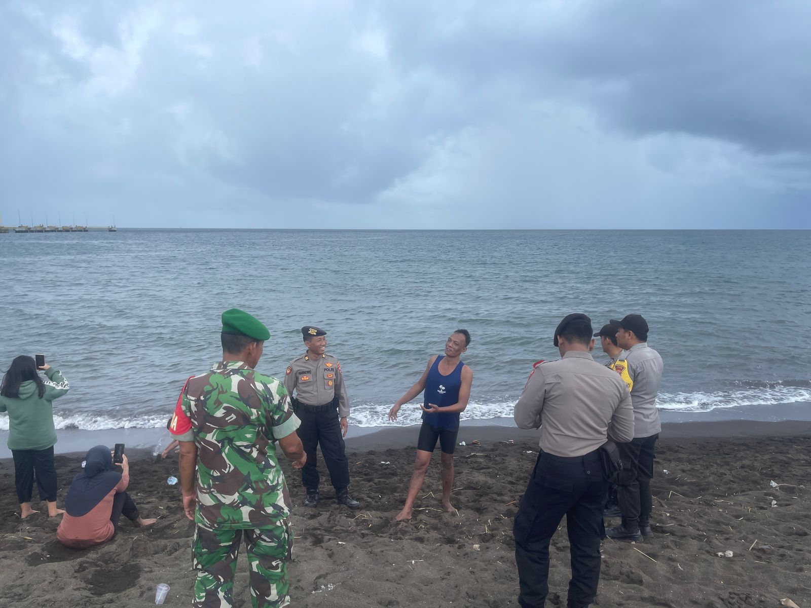 Tingkatkan Keamanan, TNI-Polri di Situbondo Gelar Patroli Wisata
